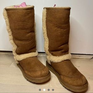 Knee high ugg boots
In good condition
Worn only a few times